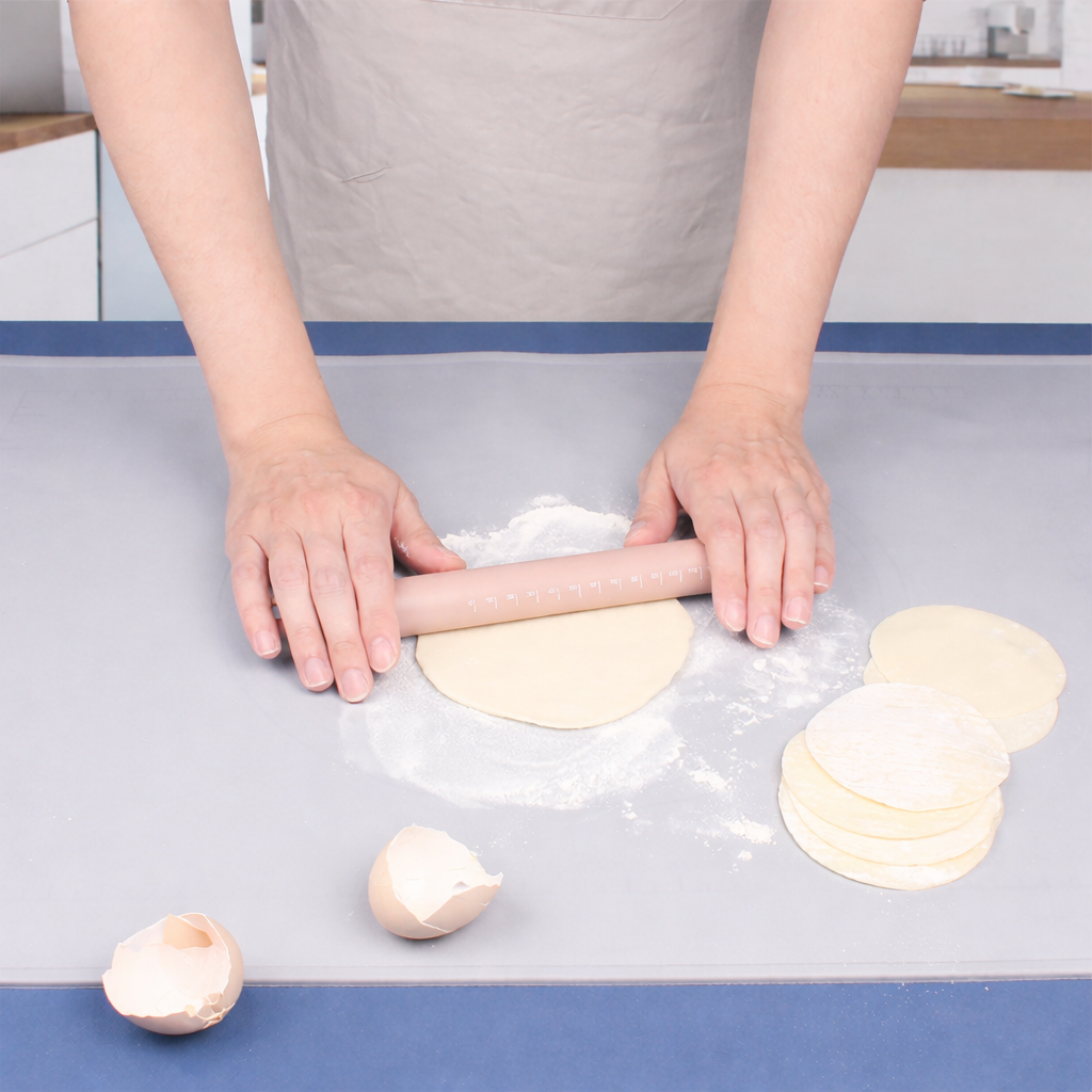 Silicone rolling pin with scale